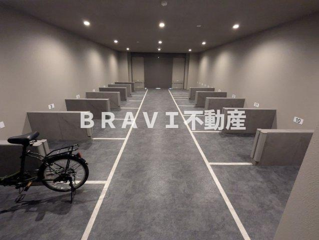 シスネ難波宮 BRAVI不動産の駐車場