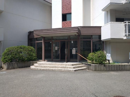 マンション朝霧3号棟のエントランス