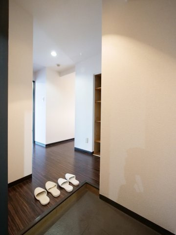 セシルタワーの玄関|※写真は別の部屋のものです。