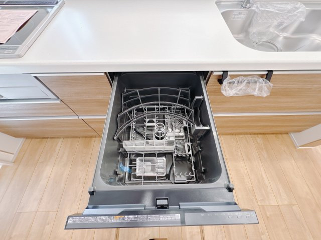 宇都宮市六道町 2期 全3棟の居間・リビング|〇2号棟　LDK18帖〇
家族が集うLDKは18帖の広々空間です。折上天井がリビングに開放感をプラス、より奥行きを感じられる仕様に♪南側に設けた掃き出し窓からたくさんの陽光を取り入れてくれます。 
