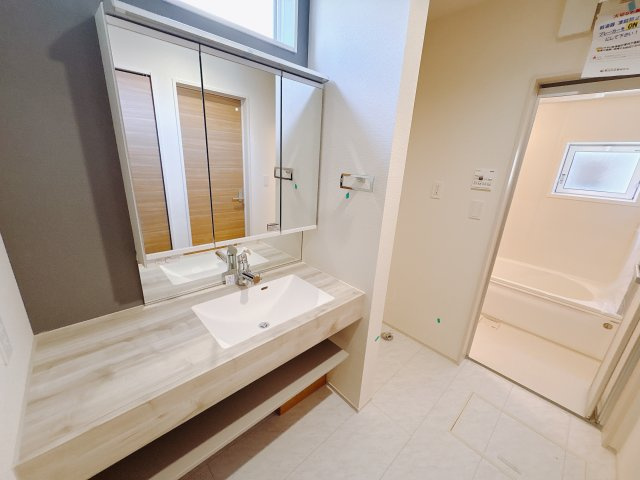 宇都宮市六道町 2期 全3棟のキッチン|〇2号棟　キッチン〇
キッチンをお洒落に演出するポップアップ天井♪リビング全体を見渡せる対面キッチンでリビングにいるご家族と会話をしながらお料理が作れます。遊んでいるお子様の様子も見られるので安心です