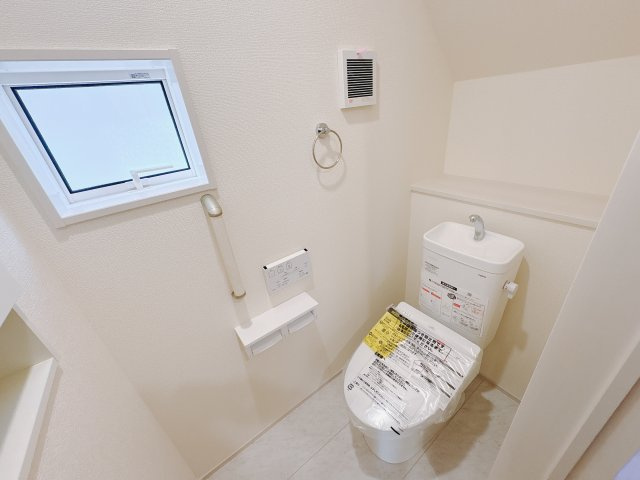 宇都宮市六道町 2期 全3棟のキッチン|〇3号棟　キッチン〇
キッチンの採光や通風に効果的な勝手口付きで効率よく家事がこなせます♪
※2026年2月撮影