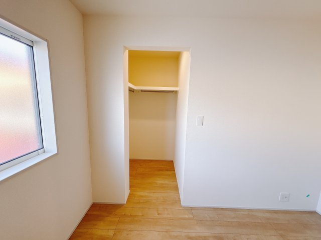 宇都宮市六道町 2期 全3棟のトイレ|〇1号棟　トイレ〇
ニッチ収納＆タオル掛け付きあん＆手すり付きで安心のトイレスペースです！
※2026年2月撮影