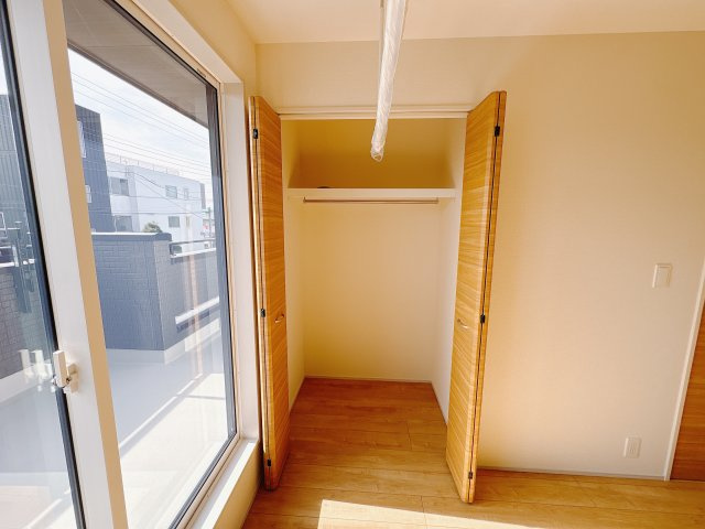 宇都宮市六道町 2期 全3棟の洋室|〇2号棟　2F洋室5.25帖〇
バルコニーに面した洋室は日当たり良好です。居室のサッシにはペアガラスを採用！高い断熱性による省エネと結露対策に有効です。
※2026年2月撮影