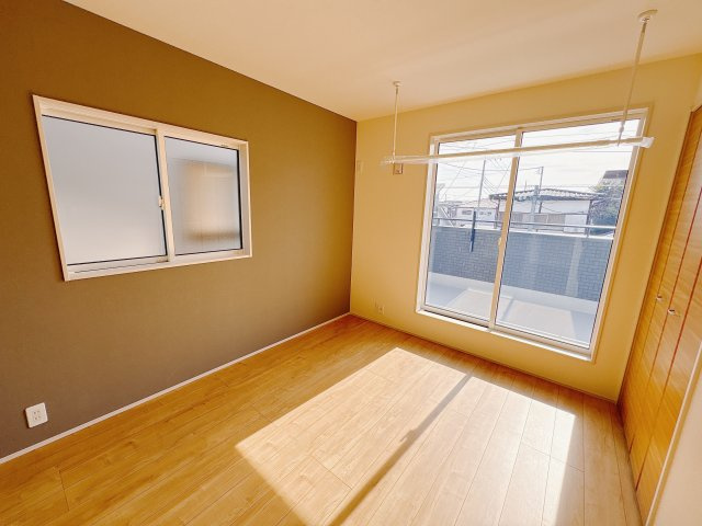 宇都宮市六道町 2期 全3棟の洋室|〇2号棟　2F洋室5.25帖+5.25帖〇
アクセントクロスがおしゃれな2ドア1ルームの洋室はお子様の成長やライフスタイルの変化に合わせ、間仕切り壁を設置して2部屋にすることが出来ます。
