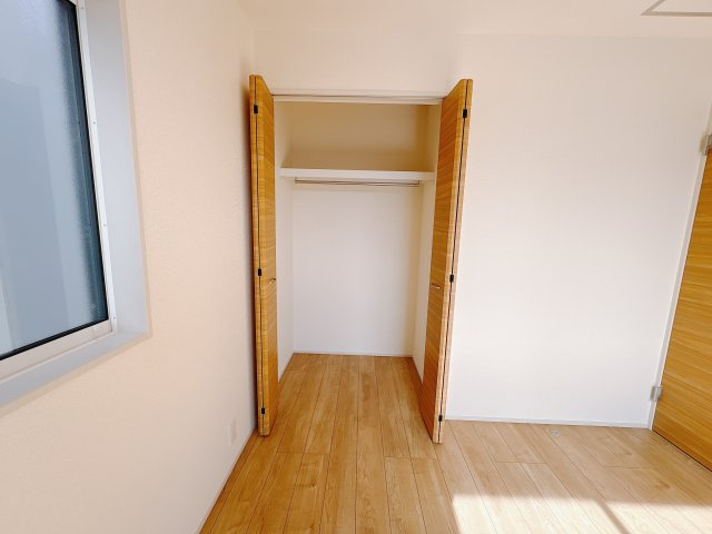 宇都宮市六道町 2期 全3棟の洋室|〇2号棟　2F洋室5.25帖+5.25帖〇
日差しが注ぎ、心地よい空間。室内物干しは天候、時間、季節に左右されず、防犯面でも安心して洗濯物を干せます。共働き家庭にも嬉しい仕様♪
※2026年2月撮影