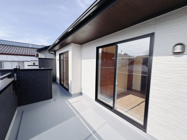 宇都宮市六道町 2期 全3棟のバルコニー|〇2号棟　ワイドバルコニー〇
南面に面したバルコニーはもちろん日当たり良好です。二部屋から出入りできる広々バルコニーなのでお洗濯ものはもちろん、運ぶのが大変なお布団も楽々干せます♪
※2026年2月撮