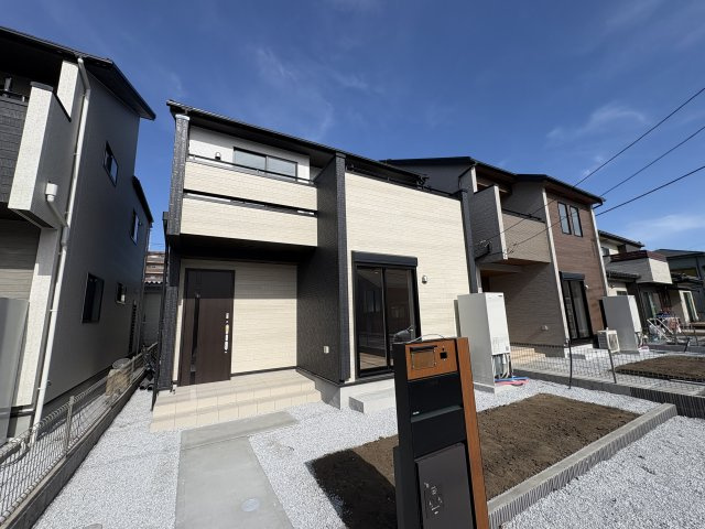 宇都宮市六道町 2期 全3棟の外観|〇1号棟〇
開放感と採光にこだわった19帖の広々リビング♪ご家族の笑顔も増える、明るい南向きの住まいです。小・中学校徒歩約7分と子育てファミリーにもおススメの住環境です☆
※2026年2月撮影