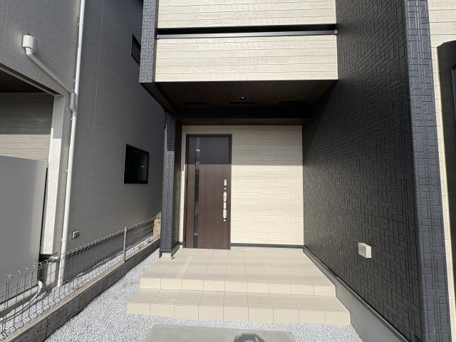 宇都宮市六道町 2期 全3棟の外観|〇3号棟〇
リビングの吹き抜けがあり、明るく開放的な3号棟。
2階のお部屋は間仕切りを追加し4LDKに変更可能です！
※2025年12月撮影