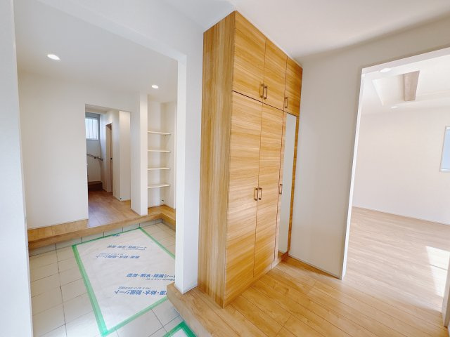 宇都宮市六道町 2期 全3棟の玄関|〇2号棟　玄関ポーチ〇
高い塀などは用いず、開放感のあるオープン外構とし、見通しの良い街並みとすることで、不審者の侵入を抑制します。
※2026年2月撮影