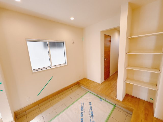 宇都宮市六道町 2期 全3棟の玄関|〇2号棟　玄関〇
玄関をくぐるとすぐ傍らに土間空間が広がります♪
※2026年2月撮影