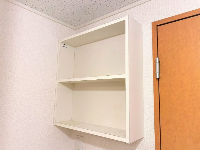 レオパレスみやびの内装|洗濯機置き場上部の収納棚