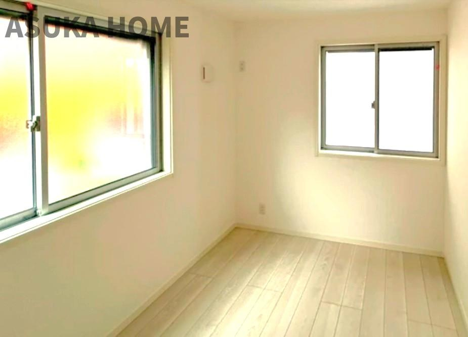 神奈川区西寺尾３丁目 戸建ての洋室|4.5帖のサービスルームは物置・収納スペースとして活用できます。