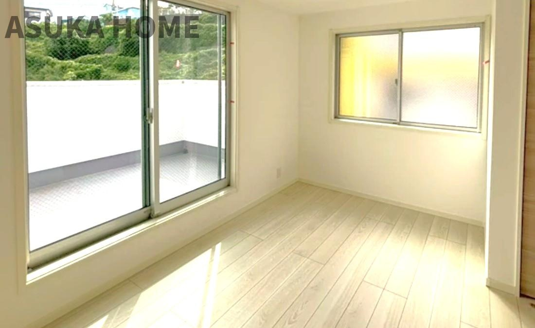 神奈川区西寺尾３丁目 戸建ての洋室|大きな窓からたっぷりの日差しが降り注ぐ明るい室内です。気持ちの良い朝日を受けて、目覚めの良い健康的な朝を迎えられそうです。