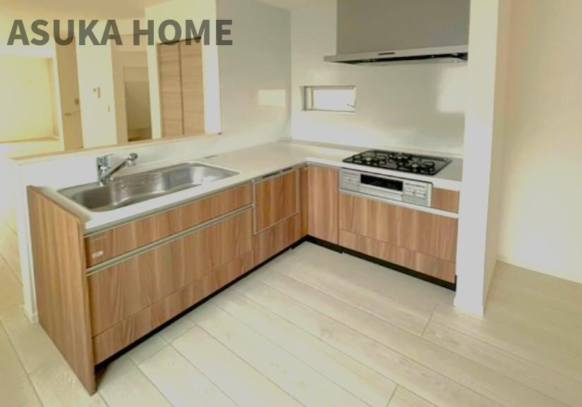 神奈川区西寺尾３丁目 戸建てのキッチン|リビングが見渡せるカウンターキッチン、お料理をしながら大切な家族との会話も楽しめそう家族のコミュニケーションが生まれそうなキッチンですね♪