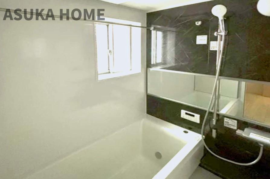 神奈川区西寺尾３丁目 戸建ての浴室|ゆったり足が伸ばせるので、毎日の疲れを癒すバスタイムを実現。ご家族みんなでも入れますね♪浴室換気乾燥暖房機付きで浴室内干しも可能！