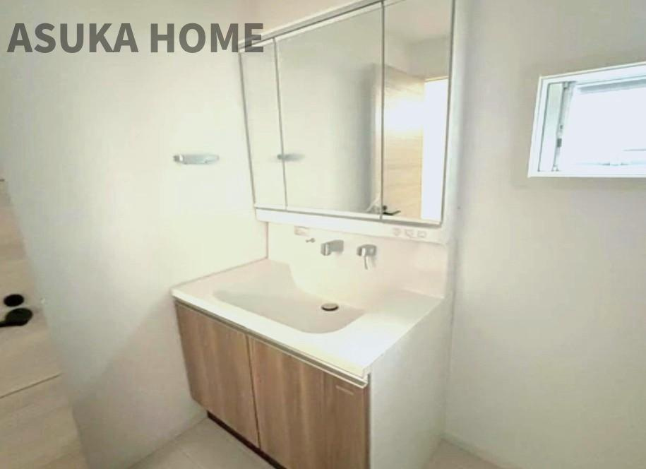 神奈川区西寺尾３丁目 戸建ての独立洗面台|一日の始まりの朝、歯磨きをしたりメイクや髪をセットしたり・・・使いやすさが考えられた3面鏡です♪シャワー付水栓で洗面台でのシャンプーや毎日の掃除に大変便利ですね♪