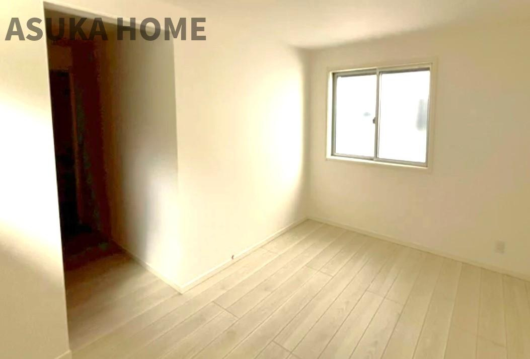 神奈川区西寺尾３丁目 戸建ての洋室|7.1帖のサービスルームは物置・収納スペース、書斎・シアタールームとしても活用できます♪