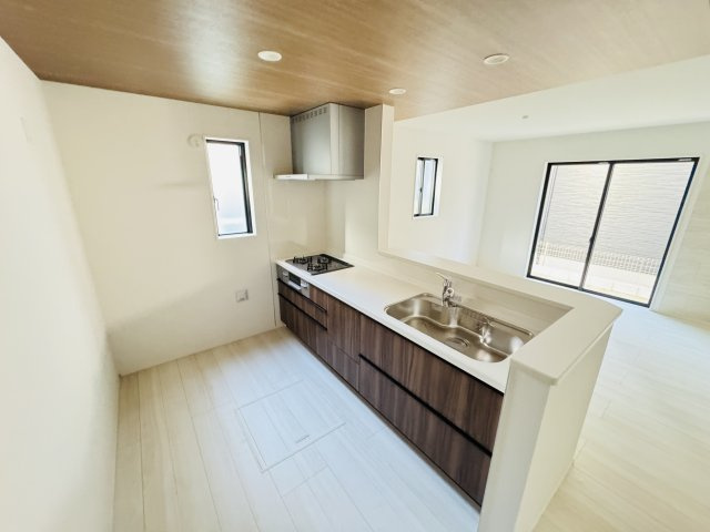 松戸市上矢切新築戸建【南部小学校：10分】のキッチン|お手入れしやすいレンジフード・シンクの水栓には浄水器がついてます！