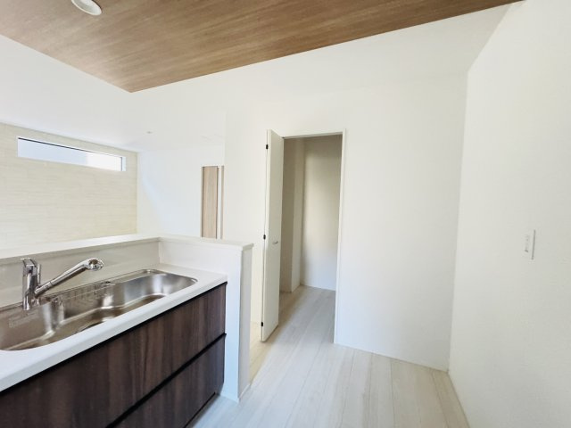 松戸市上矢切新築戸建【南部小学校：10分】の収納|キッチン横・パントリースペース