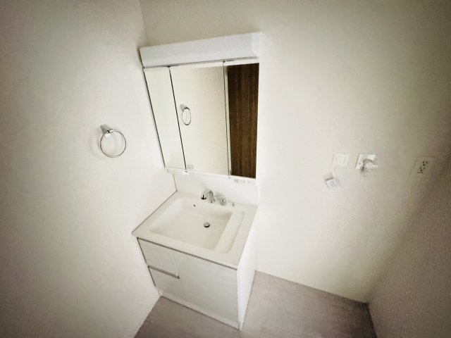 松戸市上矢切新築戸建【南部小学校：10分】の独立洗面台|シャワーヘッド付き三面鏡洗面化粧台