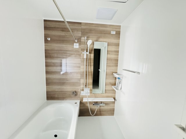 松戸市上矢切新築戸建【南部小学校：10分】の浴室|スライド式シャワーホルダー・手元で水流切り替えシャワーヘッド