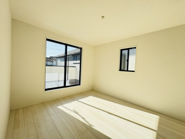 松戸市上矢切新築戸建【南部小学校：10分】の寝室|7.37帖寝室・南側バルコニー前の明るいお部屋です♪