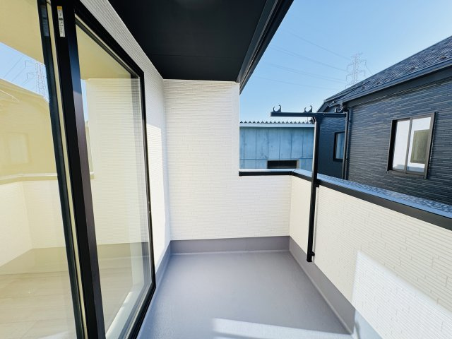 松戸市上矢切新築戸建【南部小学校：10分】のバルコニー|寝室前南向きインナーバルコニー・日当たり良好♪