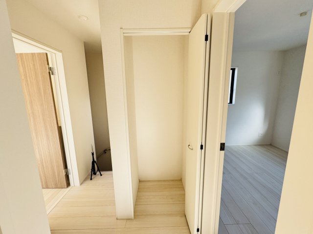 松戸市上矢切新築戸建【南部小学校：10分】の収納|2Fホール収納