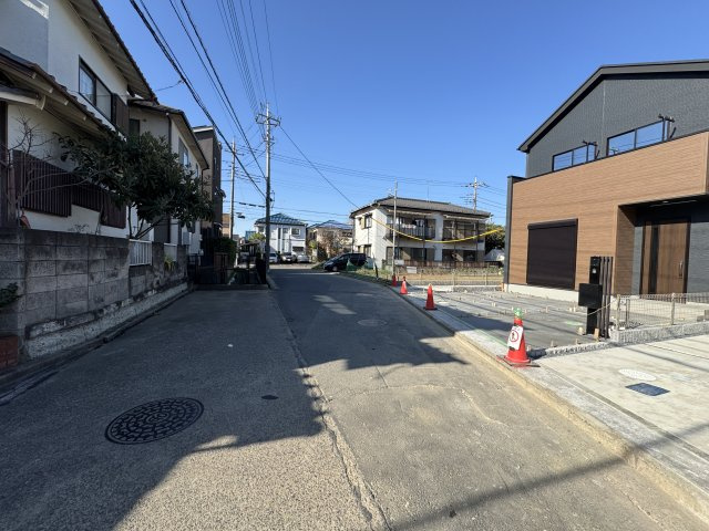 松戸市上矢切新築戸建【南部小学校：10分】の前面道路含む現地写真|南側前面道路・幅員約5ｍ