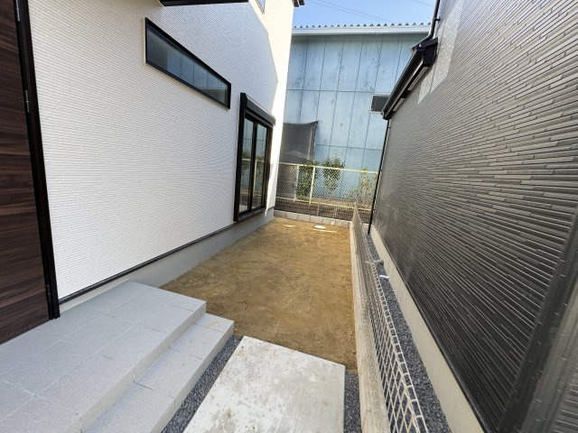 松戸市上矢切新築戸建【南部小学校：10分】の庭|リビング前庭スペース