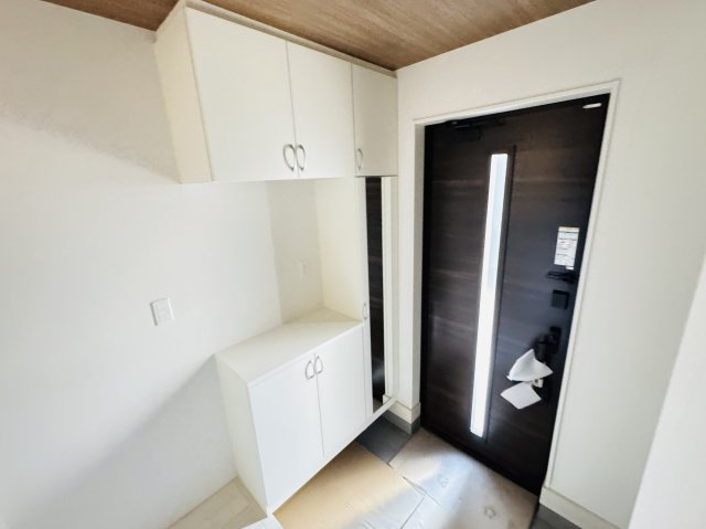 松戸市上矢切新築戸建【南部小学校：10分】の玄関|玄関ホール・ミラー付きシューズボックス