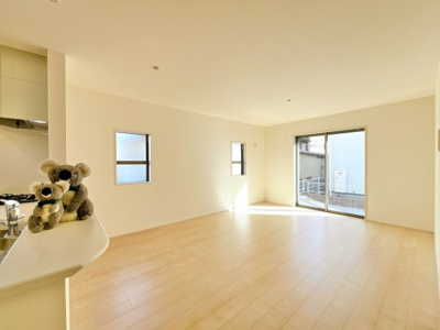 【居間・リビング】 | 高崎市石原町　新築住宅 | 窓からのあたたかい光をあびながらの朝食。今日も一日がんばれそう！と思えるリビング。