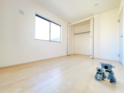 【洋室】 | 高崎市石原町　新築住宅 | 窓からそそがれる暖かみのある明るい空間。広々としたプライベート空間で自分の時間を楽しめます。フローリング仕様で普段のお掃除も楽々です。