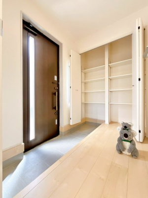 【玄関】 | 高崎市石原町　新築住宅 | 住まう人の帰り、訪れる人を優しく迎える安らぎに満ちた空間　上質感あふれるエントランス