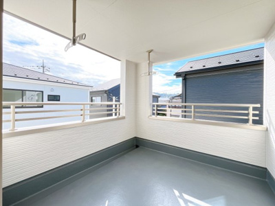 【バルコニー】 | 高崎市石原町　新築住宅 | ゆとりあるバルコニーは机やイスを並べて開放的な空間としても使用できそうですね！
お洗濯はもちろん読書やベランピングなど新居での夢が広がるバルコニーです！