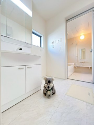 【独立洗面台】 | 高崎市石原町　新築住宅 | 忙しい朝でも収納力のある洗面台で効率良く身支度ができます。大きな鏡で身だしなみチェックも。たくさんものを収納できるので水回りを清潔にきれいに保てます。