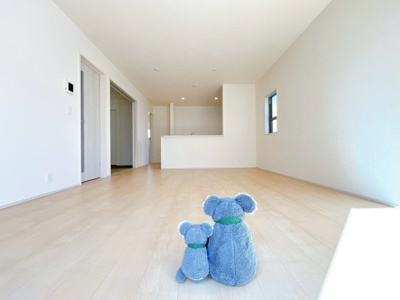 【居間・リビング】 | 高崎市石原町　新築住宅 | ≪LDK≫
陽当りも良いリビング。
光が差し込む明るい空間はいつもの時間をより特別に…穏やかなひと時を一層充実した時間へ変えてくれます。