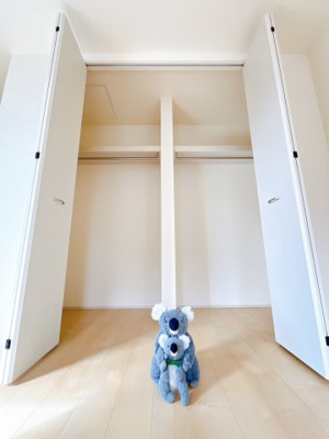 【収納】 | 高崎市石原町　新築住宅 | 大切な人にもらったプレゼント、子どもが描いてくれた似顔絵、何度も読んだお気に入りの本、。まとめて大事に閉まっておける広々収納。