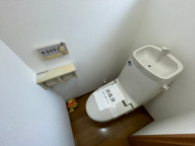 明石市東野町貸家のトイレ