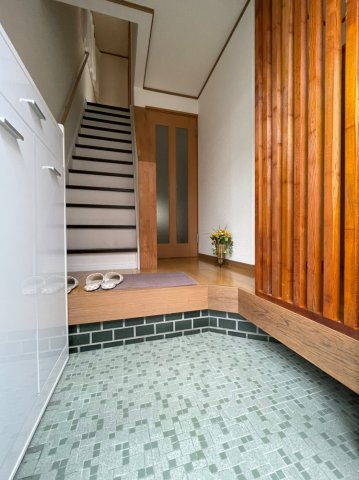 明石市東野町貸家の玄関