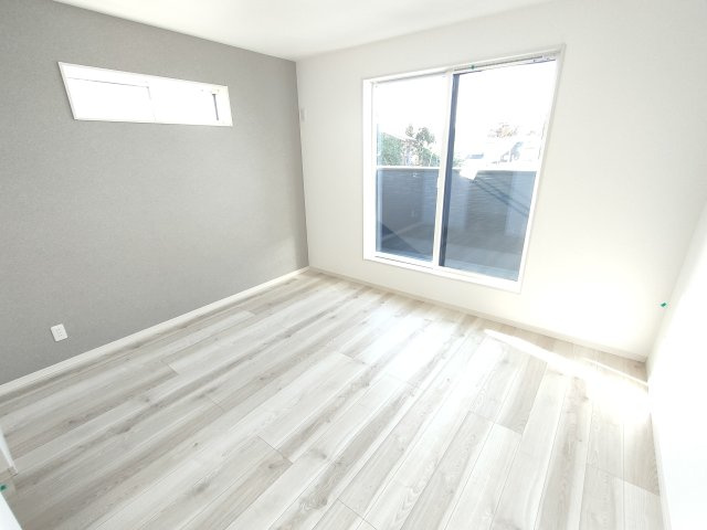 加須市南篠崎　全3邸の洋室|〇２号棟　洋室　7帖〇
バルコニー面するウォークインクローゼット付き主寝室。
2026年1月撮影