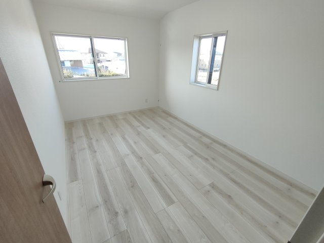 加須市南篠崎　全3邸の洋室|〇２号棟　洋室　7.9帖〇
日差しが注ぎ、心地よい空間です。各居室に収納付きで住みやすさにこだわっています！
2026年1月撮影