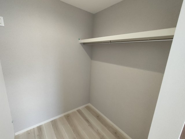 加須市南篠崎　全3邸の収納|〇２号棟　クローゼット〇
パイプや枕棚で空間を立体的に使います。衣類の種類や使用頻度に合わせて、整頓できます。
2026年1月撮影