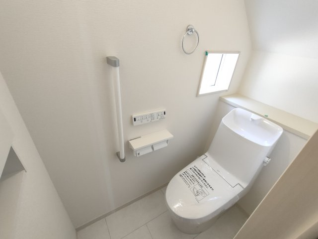 加須市南篠崎　全3邸のトイレ|〇２号棟　トイレ〇
デットスペースをうまく活用した1Fトイレ。うれしい手すり＆タオル掛け付き♪
2026年1月撮影