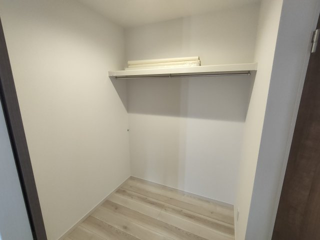 加須市南篠崎　全3邸の収納|〇２号棟　ファミリークローゼット　2帖〇
家族みんなの衣類や日用品などまとめて共有収納できるファミリークローゼット！家事時短にも活躍の空間です（＾＾）
2026年1月撮影