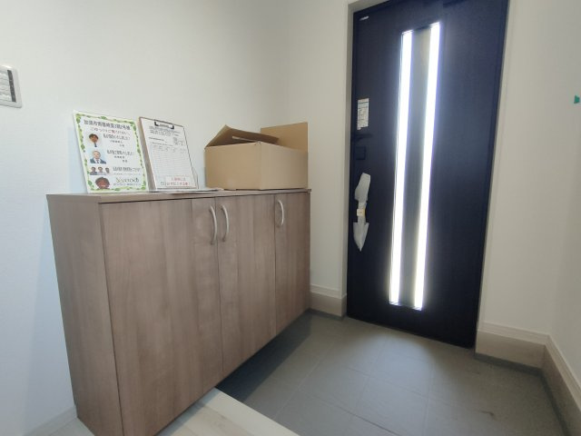 加須市南篠崎　全3邸の玄関|〇２号棟　玄関〇
お家の顔にもなる明るい玄関。シューズクロークにご家族分の靴をしまうことができるので、いつでもスッキリ綺麗な玄関を保てます♪
2026年1月撮影