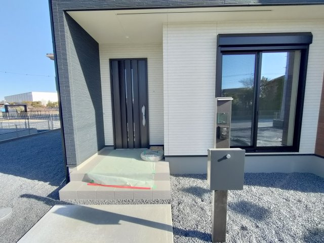 加須市南篠崎　全3邸の玄関|〇２号棟　玄関〇
玄関前は広々、屋根付きとなっておりますので、降雨時も急ぐ必要がありません♪
2026年1月撮影