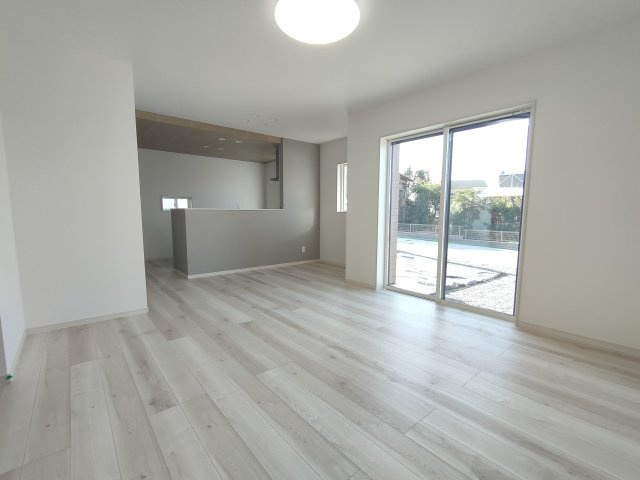 加須市南篠崎　全3邸の居間・リビング|〇２号棟　リビング〇
16.2帖LDK♪キッチンから視線が通るリビングダイニングは自然とコミュニケーションが生まれ家族が集まる空間に（＾＾）
2026年1月撮影