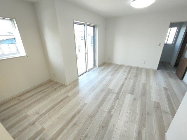 加須市南篠崎　全3邸の居間・リビング|〇２号棟　リビング〇
落ち着きのある木目調のリビング。南面に窓がございますので太陽の光を反射し、室内を明るく保つことができます♪
2026年1月撮影